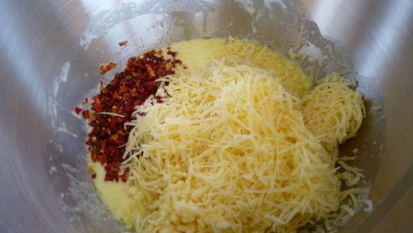 ШАГ 3. сырные маффины с паприкой и оливками