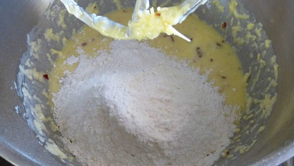 ШАГ 4. сырные маффины с паприкой и оливками