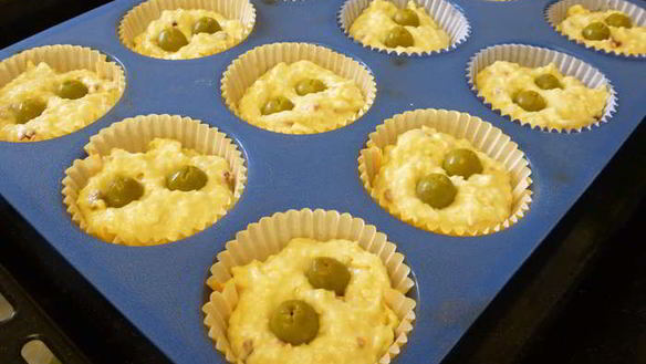 ШАГ 5. сырные маффины с паприкой и оливками