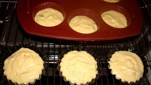 ШАГ 4. творожно-кукурузные маффины с бананами и клубникой