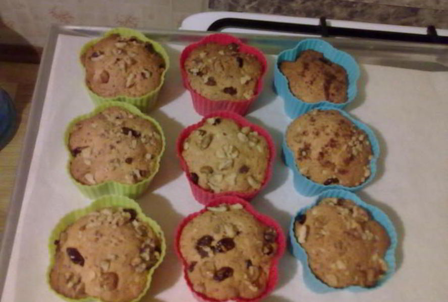 Творожные маффины с изюмом и грецким орехом