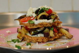 Башенка из овсяных оладий, баклажана и феты