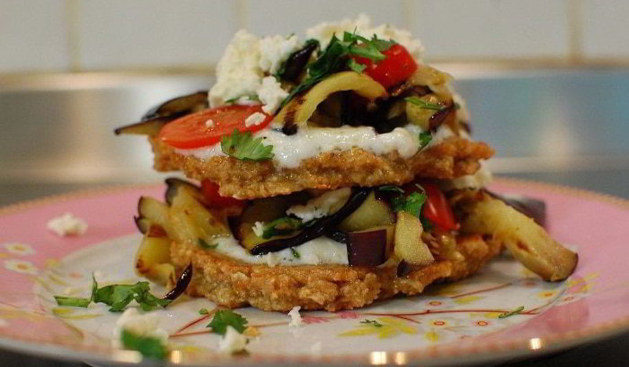 Рецепт башенка из овсяных оладий, баклажана и феты