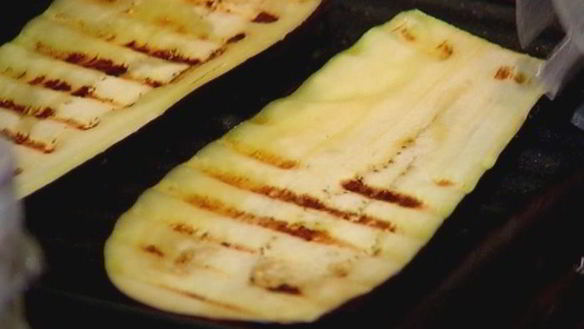 ШАГ 2. башенка из овсяных оладий, баклажана и феты