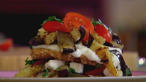 ШАГ 10. башенка из овсяных оладий, баклажана и феты