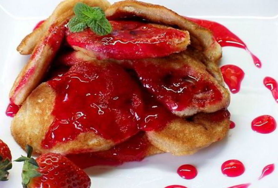 Бисквитные оладьи с ягодой
