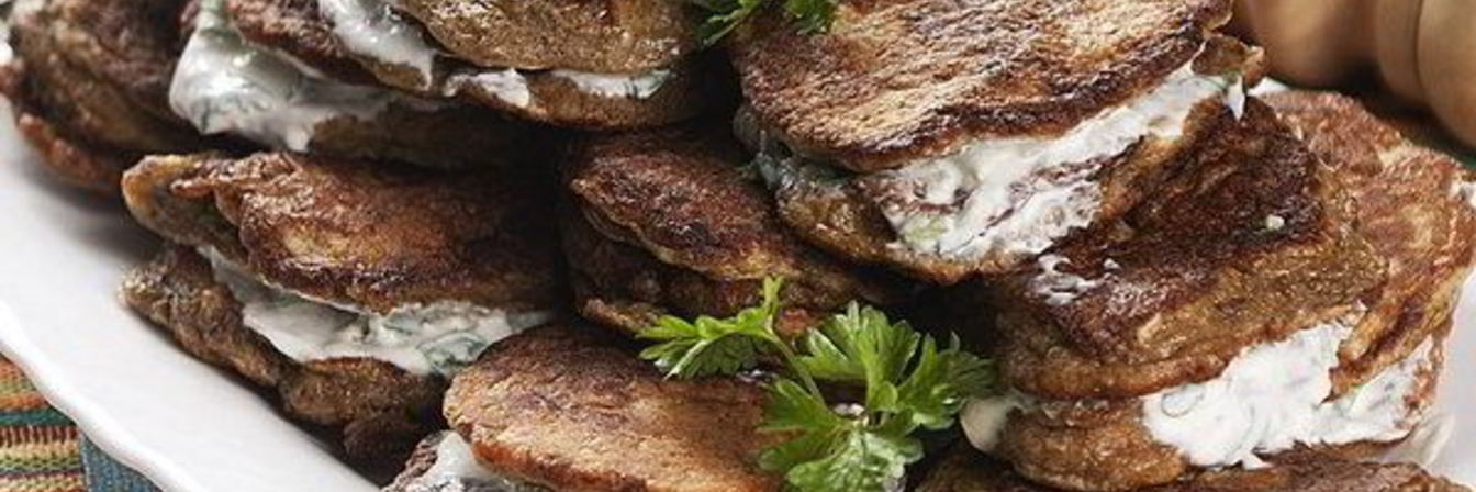 Домашние печеночные оладьи со сметаной