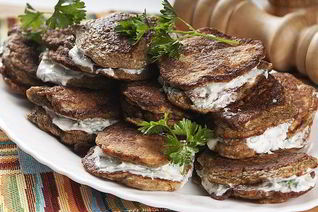 Домашние печеночные оладьи со сметаной