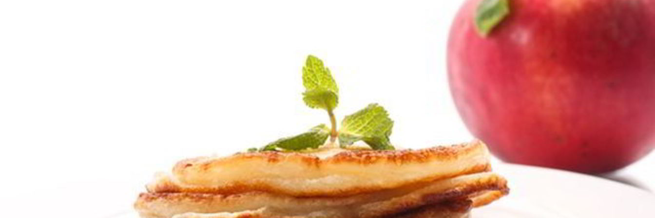 Дрожжевые оладьи с яблоками