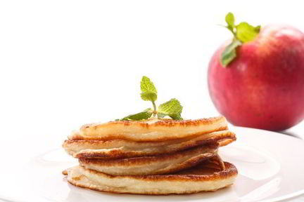 Дрожжевые оладьи с яблоками