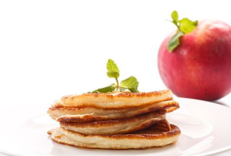 Дрожжевые оладьи с яблоками