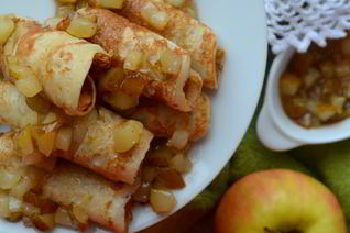 Фруктовые оладьи с томлеными грушами