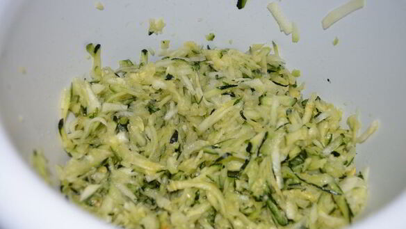 ШАГ 2. кабачковые оладьи с сыром