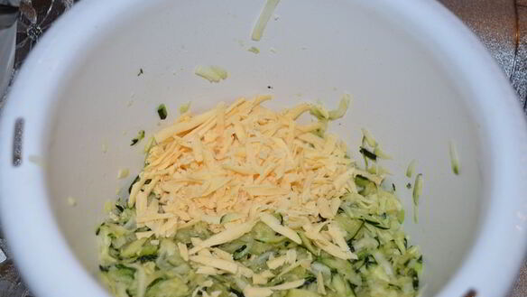 ШАГ 3. кабачковые оладьи с сыром