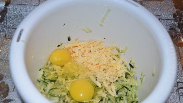 ШАГ 4. кабачковые оладьи с сыром