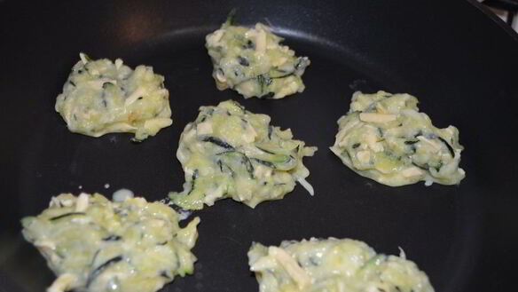 ШАГ 6. кабачковые оладьи с сыром