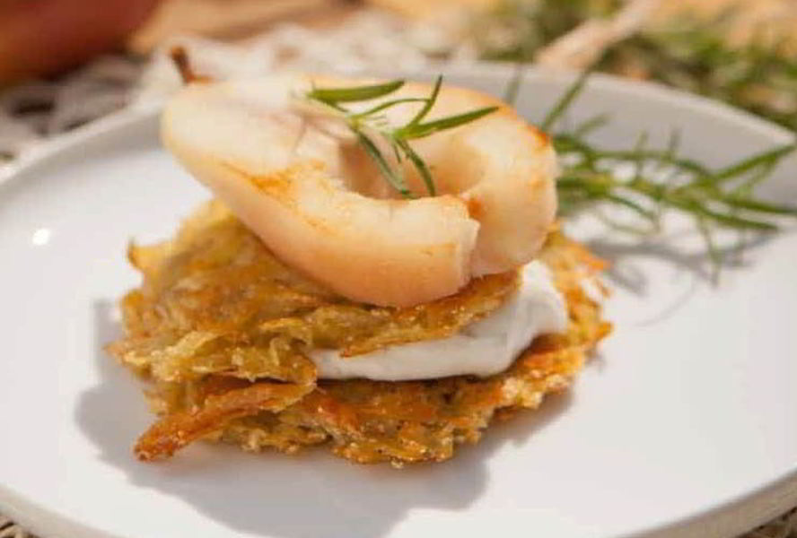 Картофельные оладьи с грушей