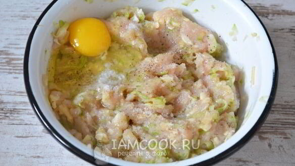 ШАГ 6. куриные оладьи с кабачком и сыром