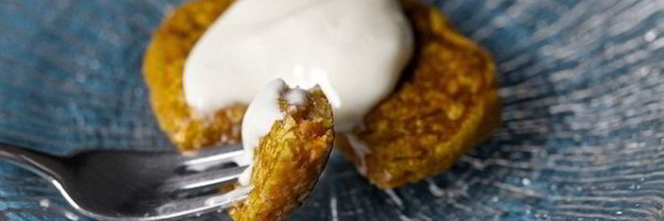 Морковные оладьи с сырным соусом