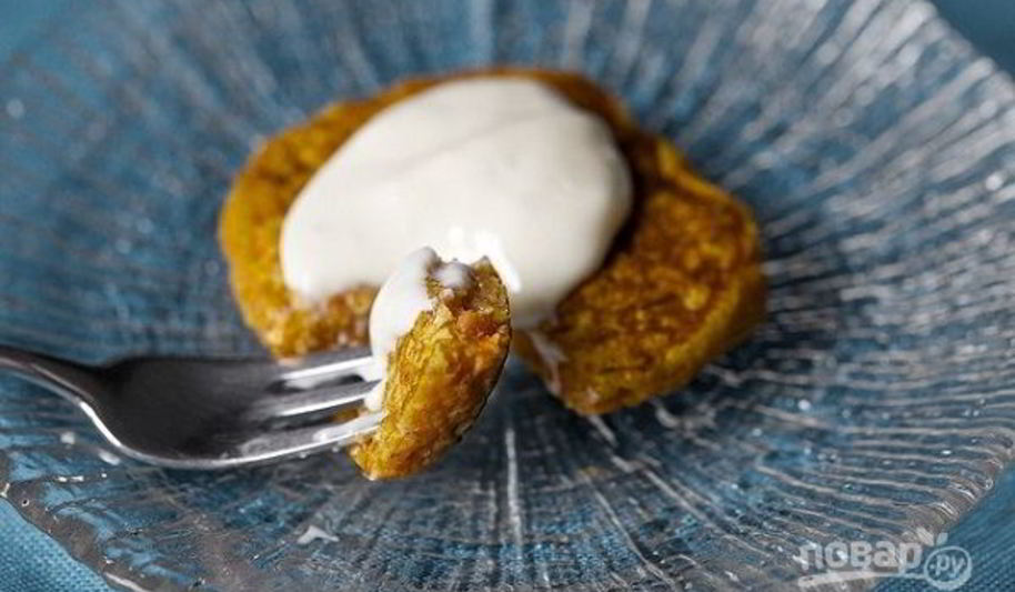 Рецепт морковные оладьи с сырным соусом