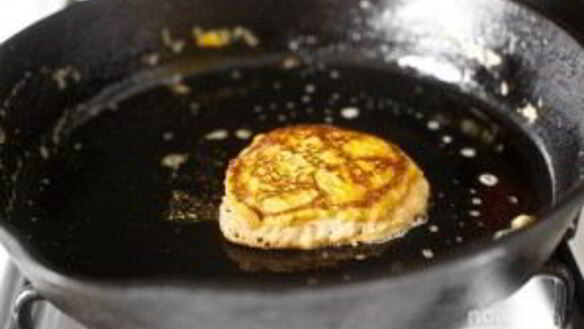 ШАГ 5. морковные оладьи с сырным соусом