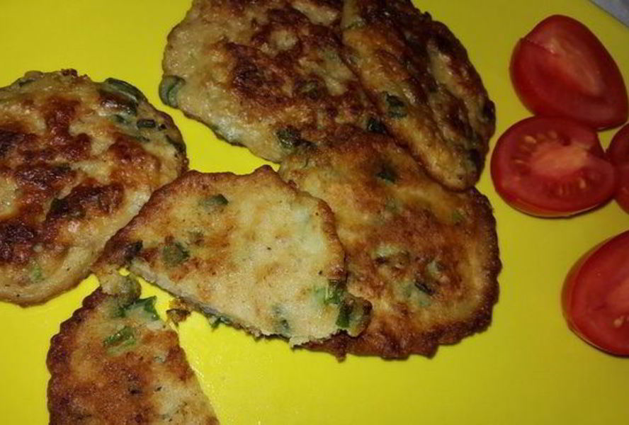 Мясные оладьи с зеленым луком