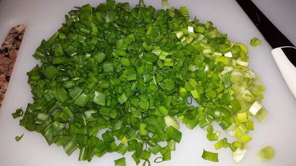 ШАГ 2. мясные оладьи с зеленым луком