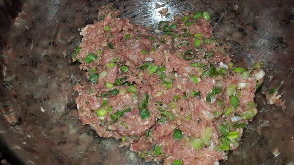 ШАГ 4. мясные оладьи с зеленым луком