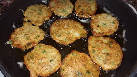 ШАГ 6. мясные оладьи с зеленым луком