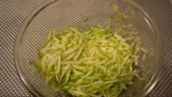 ШАГ 2. оладушки из кабачка