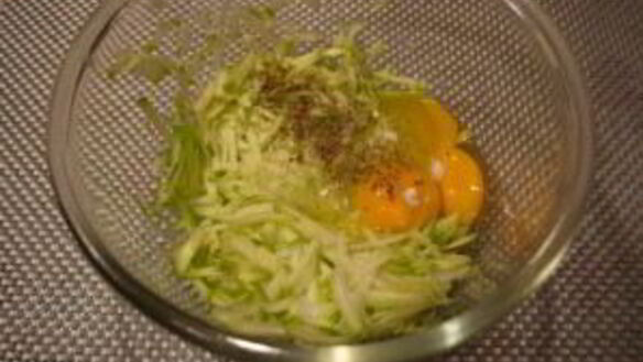 ШАГ 3. оладушки из кабачка