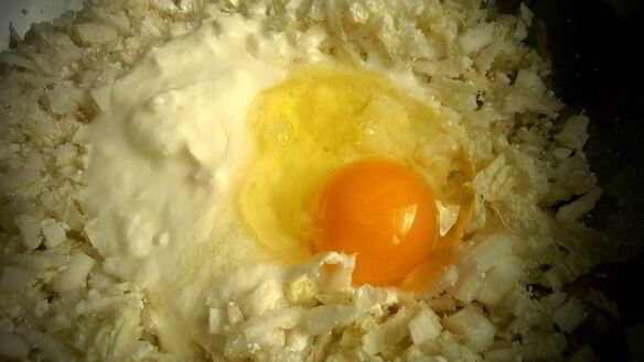 ШАГ 6. оладушки из китайской капусты с брынзой