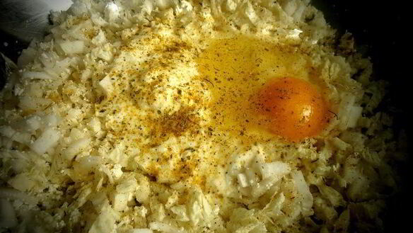 ШАГ 7. оладушки из китайской капусты с брынзой