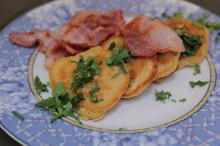 Оладушки из поленты со сладкой кукурузой и беконом