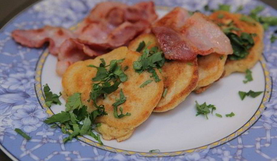 Рецепт оладушки из поленты со сладкой кукурузой и беконом