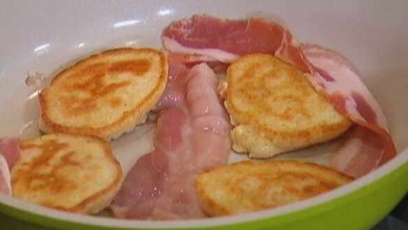 ШАГ 5. оладушки из поленты со сладкой кукурузой и беконом