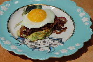 Оладушки из цукини с яйцами и карамелизированным луком