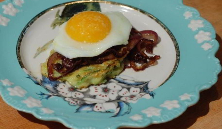 Рецепт оладушки из цукини с яйцами и карамелизированным луком