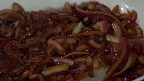 ШАГ 2. оладушки из цукини с яйцами и карамелизированным луком