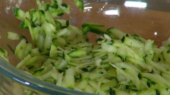 ШАГ 3. оладушки из цукини с яйцами и карамелизированным луком