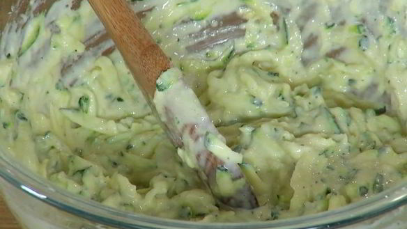 ШАГ 4. оладушки из цукини с яйцами и карамелизированным луком