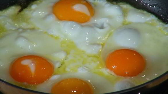 ШАГ 5. оладушки из цукини с яйцами и карамелизированным луком