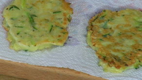 ШАГ 6. оладушки из цукини с яйцами и карамелизированным луком