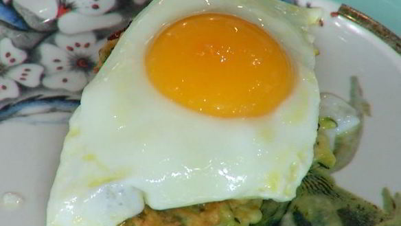 ШАГ 7. оладушки из цукини с яйцами и карамелизированным луком