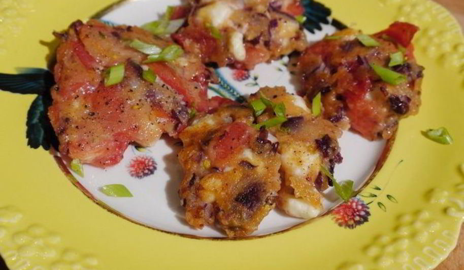 Рецепт оладушки с помидорами и сыром