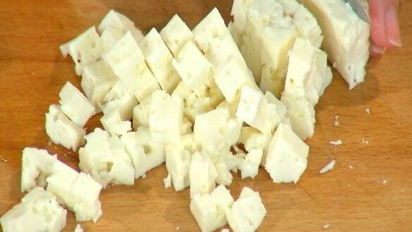 ШАГ 3. оладушки с помидорами и сыром