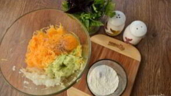 ШАГ 2. оладьи из кабачков с тыквой в духовке