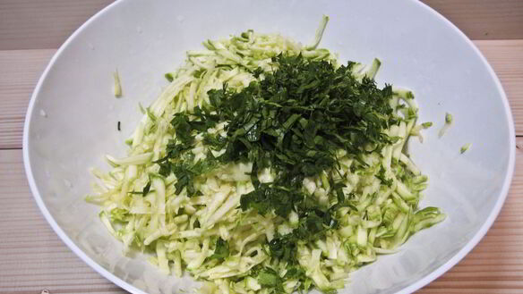 ШАГ 2. оладьи из кабачков с зеленью