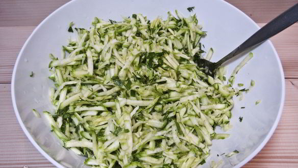 ШАГ 4. оладьи из кабачков с зеленью