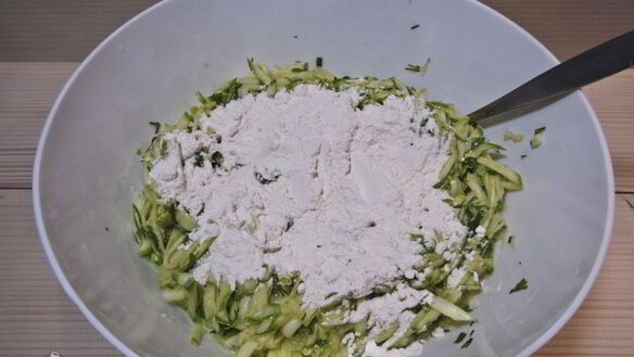 ШАГ 8. оладьи из кабачков с зеленью